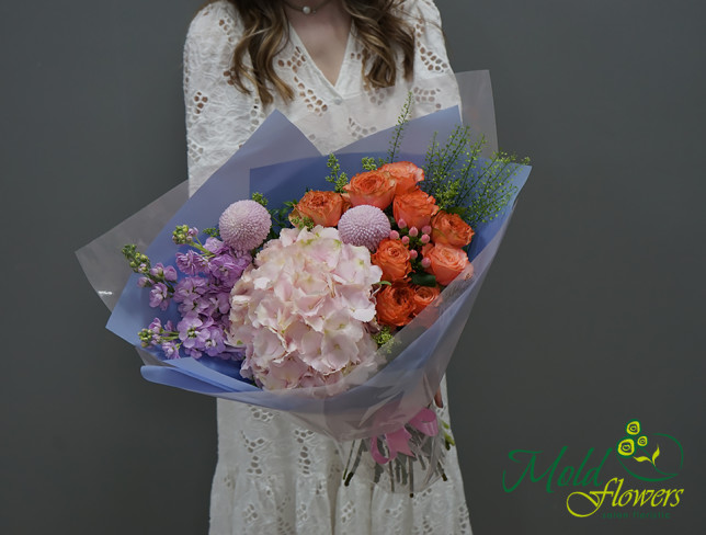 Букет с розовой гортензией ,оранжевыми розами и матиолой Фото
